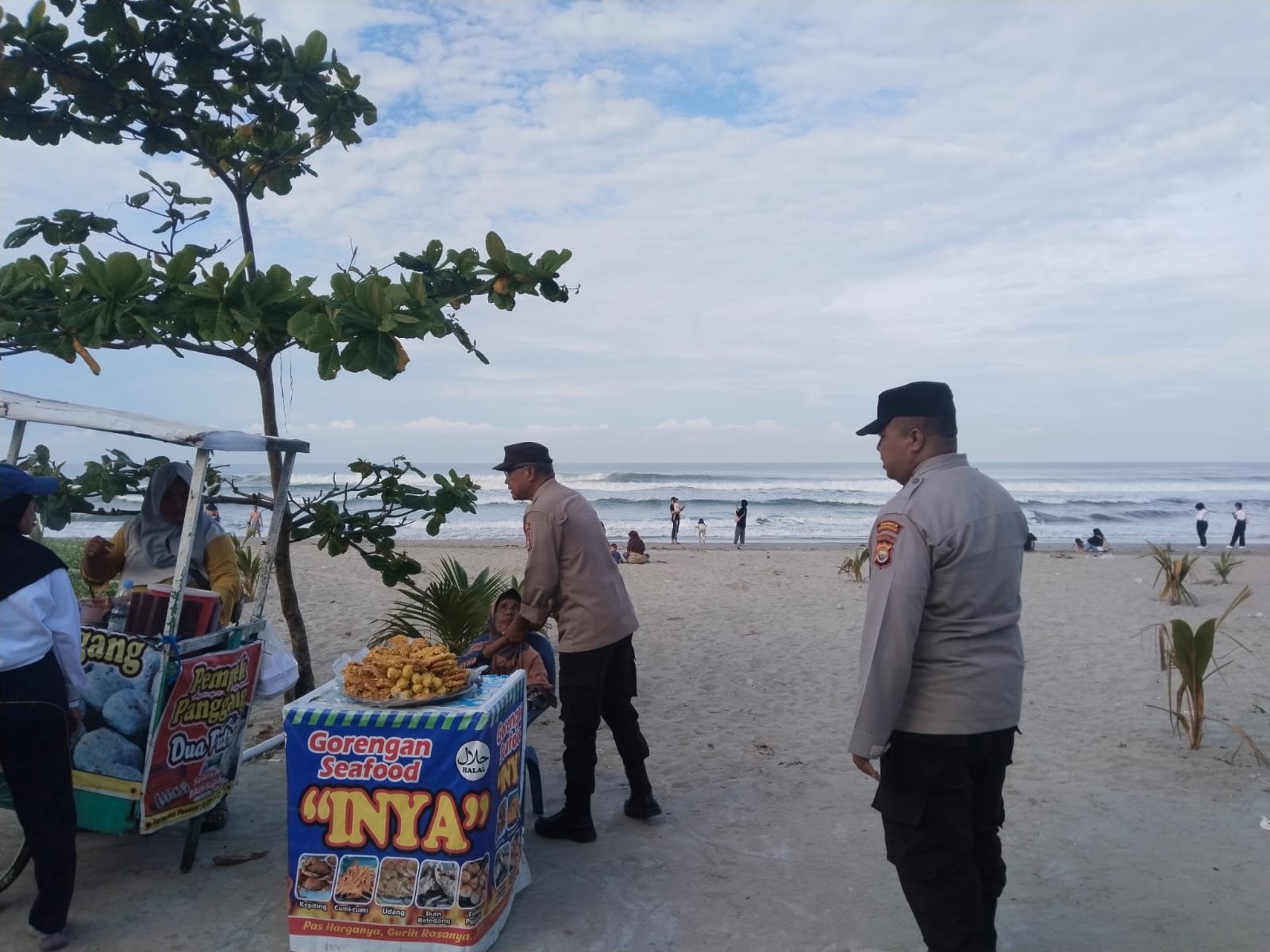 Polisi Pantau Aktivitas Wisatawan di Pantai Panjang, Situasi Aman dan Kondusif