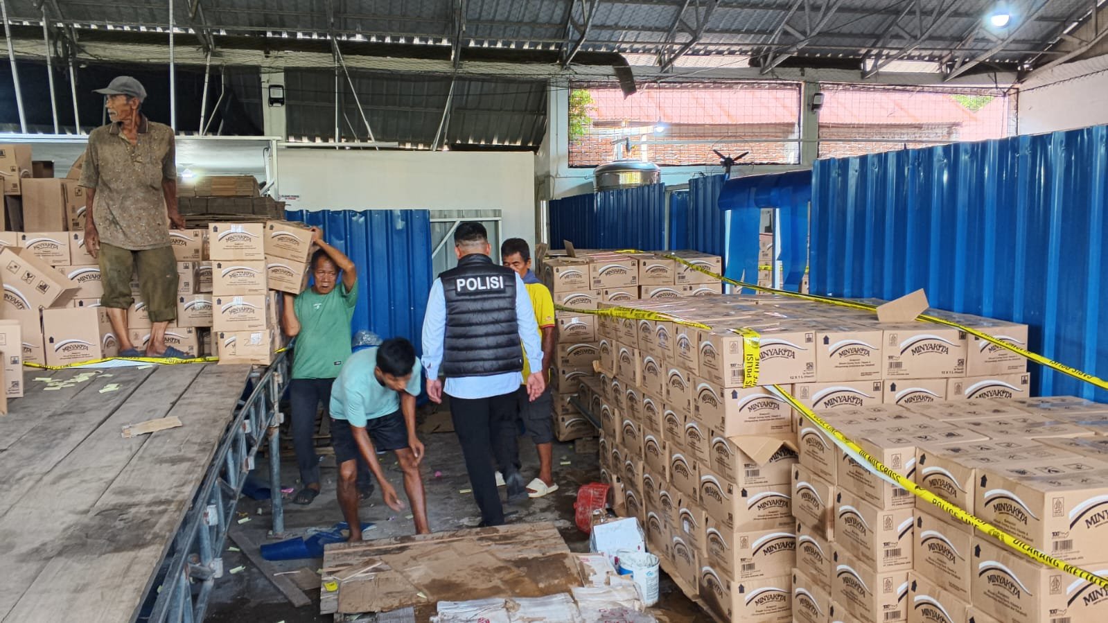 Polda Bengkulu Geledah Dan Sita Ribuan Dus Minyak Kita Oplosan