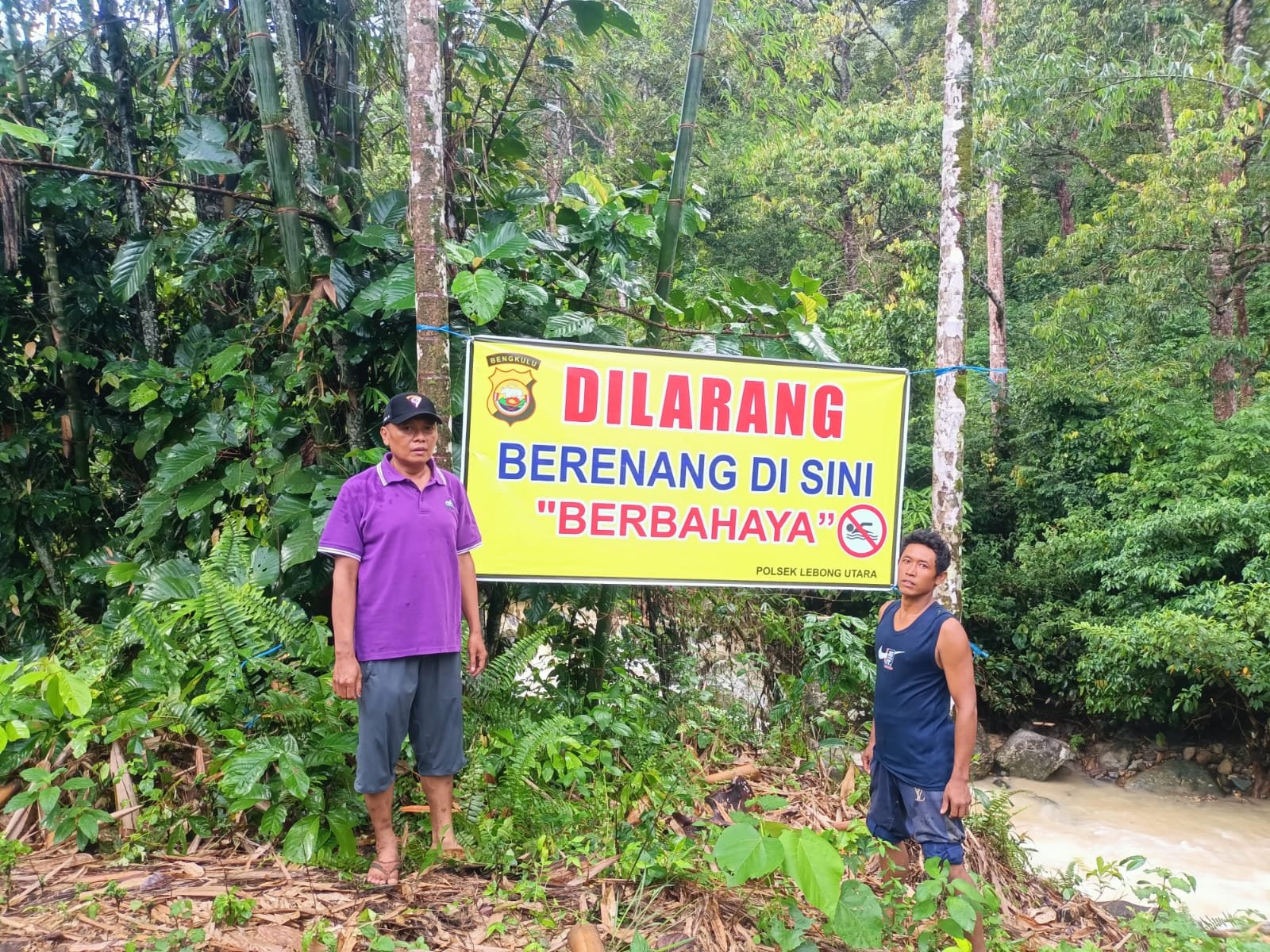 Polsek Lebong Utara Pasang Spanduk Himbauan di Sungai Tik Maceak, Cegah Kejadian Serupa Terulang