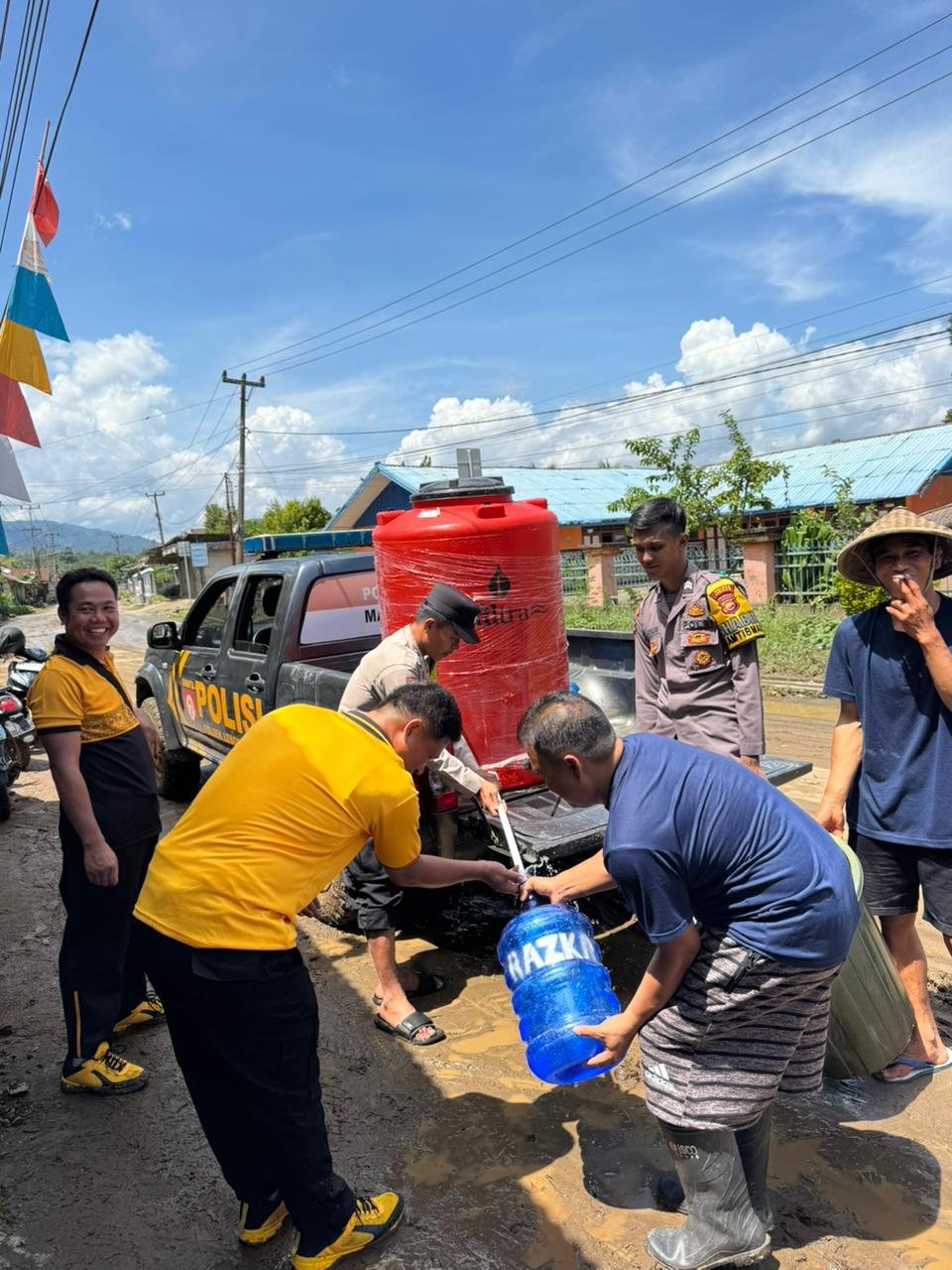 Polsek Lebong Tengah Salurkan 12 Ton Air Bersih untuk Warga Terdampak Banjir