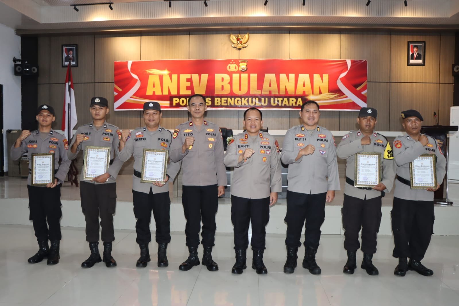 Dedikasi Tanpa Batas , Kapolres Bengkulu Utara Apresiasi 5 Personel Melalui Penghargaan