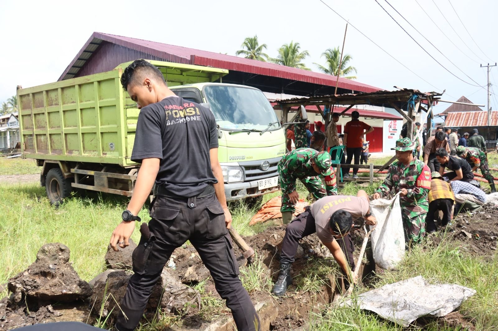 Pemkab Lebong Bersama TNI-Polri Gelar Kerja Bakti dan Gotong Royong Pasca Banjir di Bingin Kuning