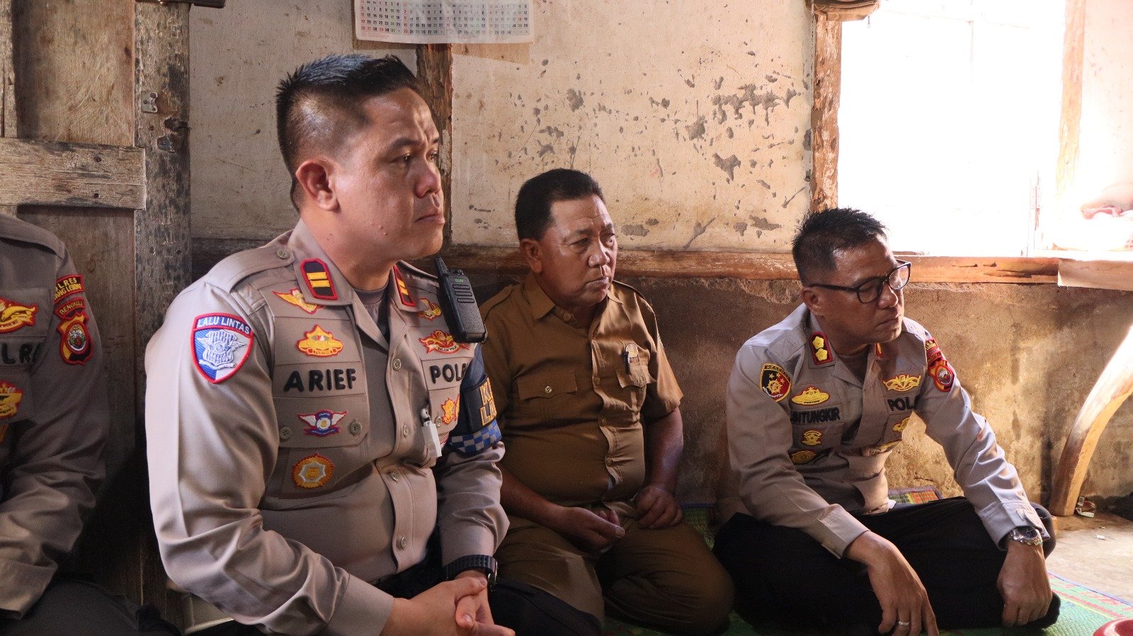 REJANG LEBONG – Wujud kepedulian terhadap masyarakat terus ditunjukkan jajaran Polres Rejang Lebong. Senin, 18 Mei 2026, Kapolres Rejang Lebong AKBP Florentus Situngkir, SIK, MH didampingi Kasat Lantas IPTU Arif Abdullah, S.Sos., M.Si, Kasat Binmas IPTU Rudi Sampurno, SH, MH, serta Kasi Humas AKP M. Hasan Basri, SH, mengunjungi langsung salah satu warga kurang mampu di Desa Kota Pagu, Kecamatan Curup Utara, Kabupaten Rejang Lebong.  Dalam kunjungan tersebut, Kapolres memberikan bantuan sembako dan santunan sebagai bentuk kepedulian Polri terhadap masyarakat yang tengah menghadapi kesulitan hidup.  Keluarga yang dikunjungi adalah Bapak Rudihartono dan istrinya, Ibu Misla Wati, yang saat ini tengah menghadapi ujian berat. Rudihartono mengalami patah tulang pada bagian kaki yang membuatnya tidak mampu bekerja mencari nafkah, sementara sang istri menderita penyakit ginjal kronis dan harus menjalani cuci darah setiap tiga hari sekali.  Kondisi ekonomi keluarga tersebut sangat memprihatinkan. Selain harus berjuang dengan penyakit yang diderita, mereka juga tidak memiliki rumah pribadi dan hanya tinggal menumpang di gubuk sederhana milik warga. Untuk kebutuhan sehari-hari, keluarga ini sangat bergantung pada bantuan masyarakat sekitar.  Kapolres Rejang Lebong menyampaikan bahwa kehadiran Polri di tengah masyarakat bukan hanya menjaga keamanan dan ketertiban, tetapi juga memberikan perhatian sosial kepada warga yang membutuhkan.  “Bantuan ini mungkin tidak besar, namun kami berharap dapat sedikit meringankan beban keluarga. Polri hadir bukan hanya sebagai penjaga kamtibmas, tetapi juga sebagai sahabat masyarakat,” ujar Kapolres melalui Kasi Humas AKP M. Hasan Basri, SH.  Kegiatan sosial ini menjadi bentuk nyata kepedulian Polres Rejang Lebong terhadap kondisi sosial masyarakat, sekaligus mengajak seluruh elemen pemerintah dan masyarakat untuk bersama-sama membantu keluarga yang sedang mengalami kesulitan.  Diharapkan perhatian dari berbagai pihak, baik pemerintah daerah, dinas kesehatan, maupun para dermawan, dapat membantu memberikan dukungan kesehatan, tempat tinggal layak, dan kebutuhan dasar bagi keluarga tersebut agar dapat menjalani hidup dengan lebih baik.