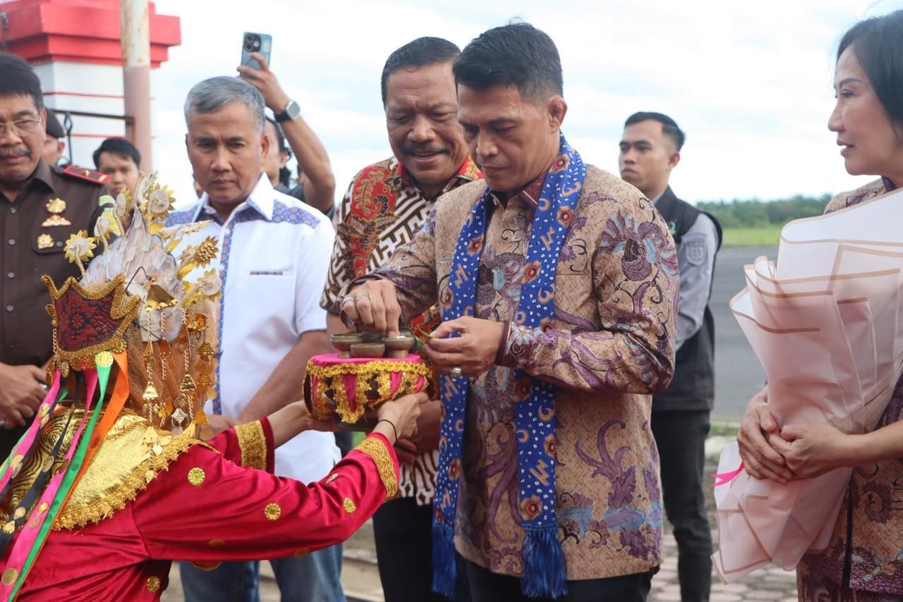 Kapolda Bengkulu Brigjen Pol Yudhi Sulistianto Wahid, S.I.K. Tiba di Bengkulu, Disambut Tarian Adat dan Jajaran Forkopimda