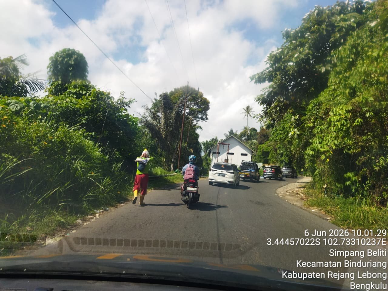Polsek Sindang Kelingi Laksanakan Pengawalan Pengendara Motor di Jalur Curup–Lubuklinggau