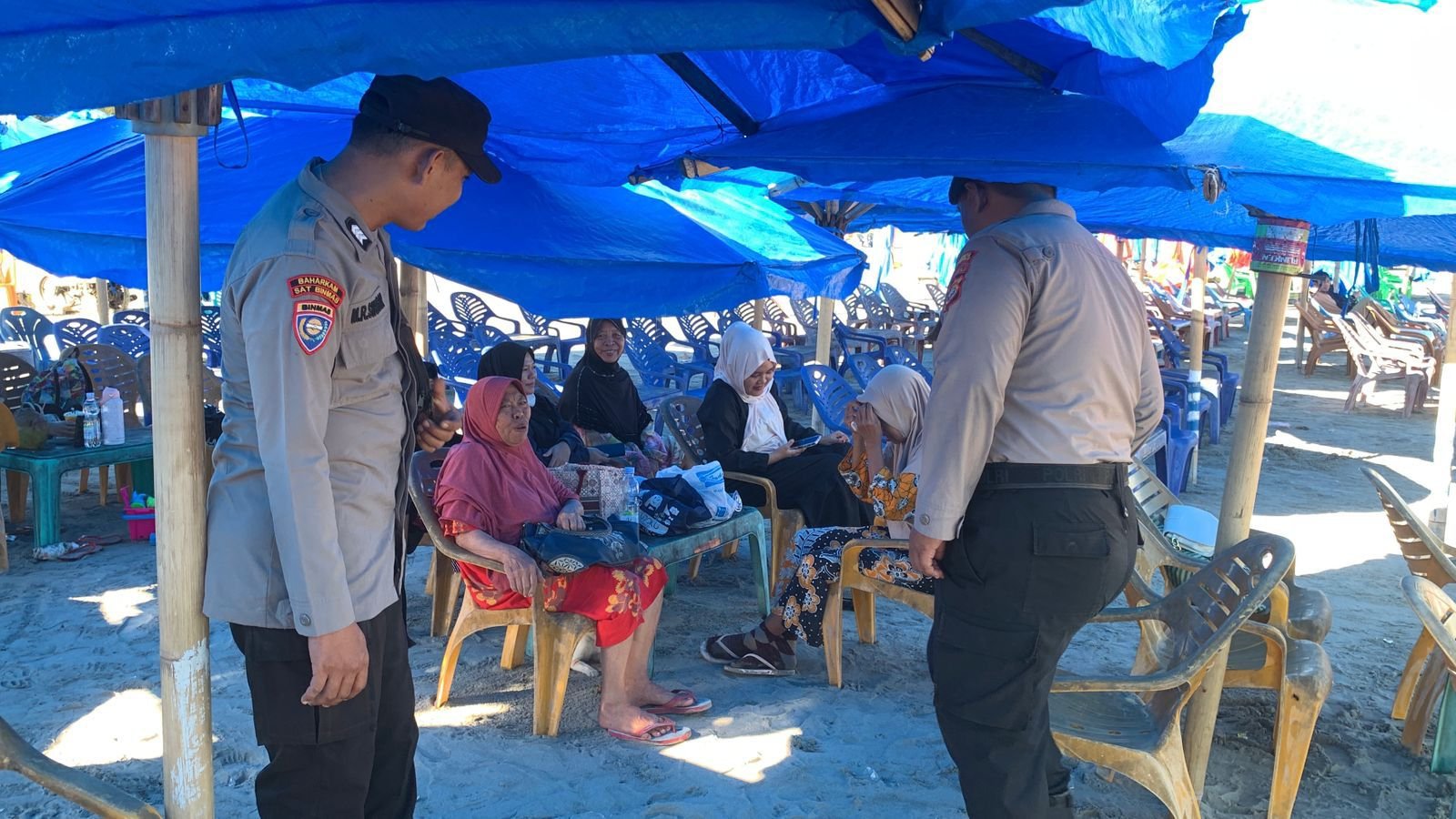 Personel Pos Pelayanan Pantai Zakat Intensifkan Patroli dan Himbauan Kamtibmas kepada Pengunjung