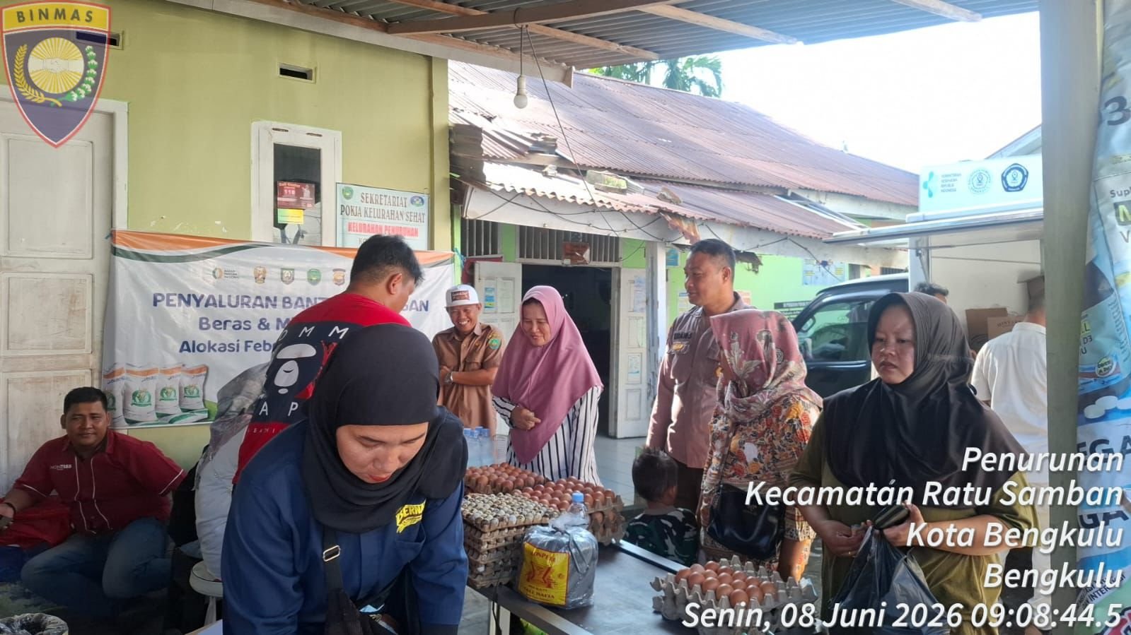 Bhabinkamtibmas Penurunan Sampaikan Pesan Kamtibmas Saat Pengamanan Pasar Murah Bulog