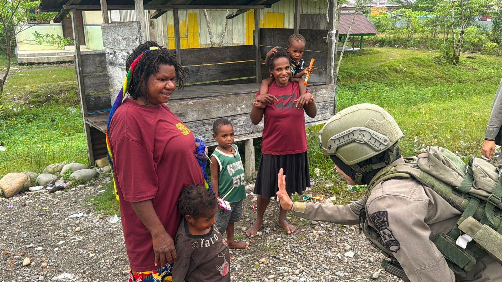 Polwan Ops Damai Cartenz-2026 Bangun Kedekatan Melalui Aksi Humanis