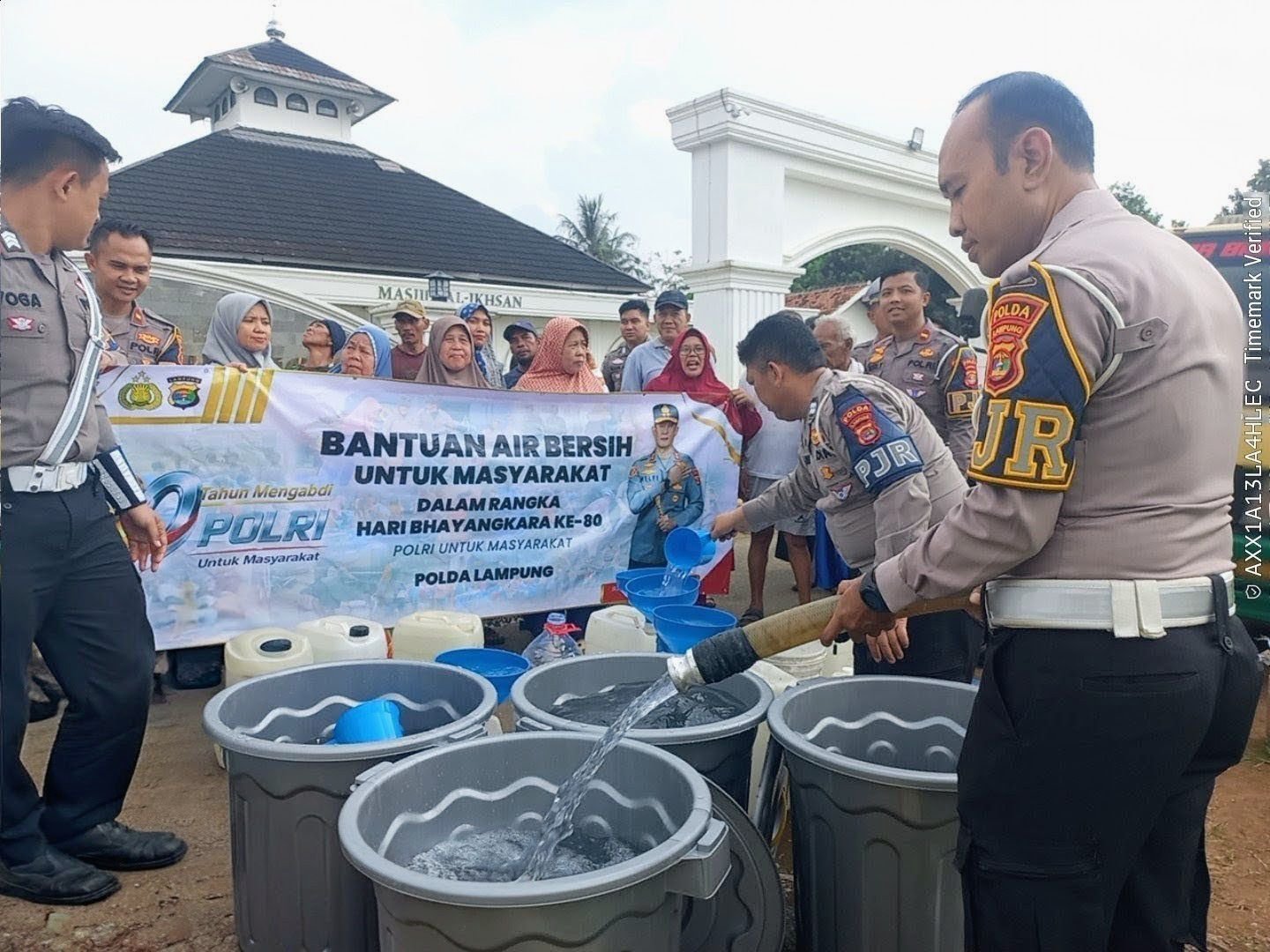 Ditlantas Polda Lampung Salurkan 16.000 Liter Air Bersih untuk 100 KK di Pesawaran Sambut Hari Bhayangkara ke-80