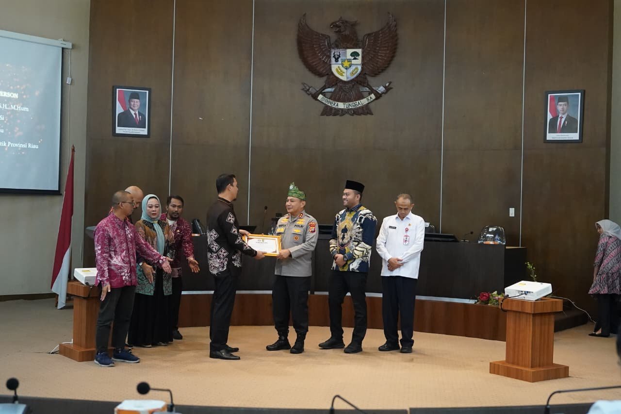 Polda Riau Raih Dua Penghargaan Keterbukaan Informasi Publik, Kapolda: Kado Istimewa Hari Bhayangkara ke-80