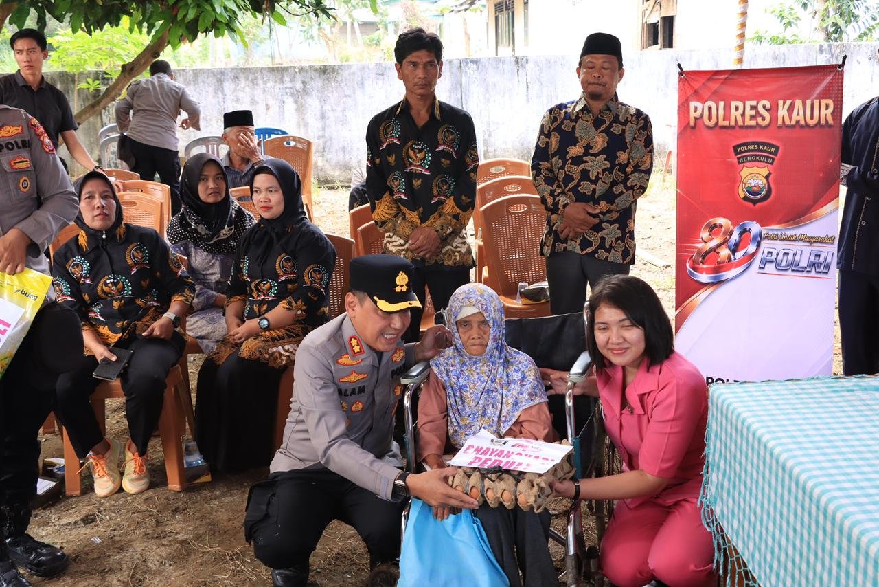 Menyongsong Hari Bhayangkara ke-80, Polres Kaur Tembus Akses Terpencil Salurkan Bantuan Sosial untuk Warga Kurang Mampu