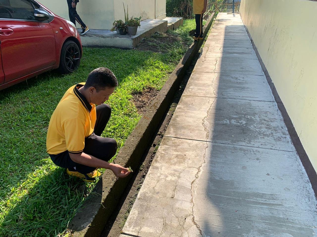 Polsek Ujan Mas Gelar Kerja Bakti Bersihkan Mako, Wujudkan Lingkungan Kerja Bersih dan Nyaman