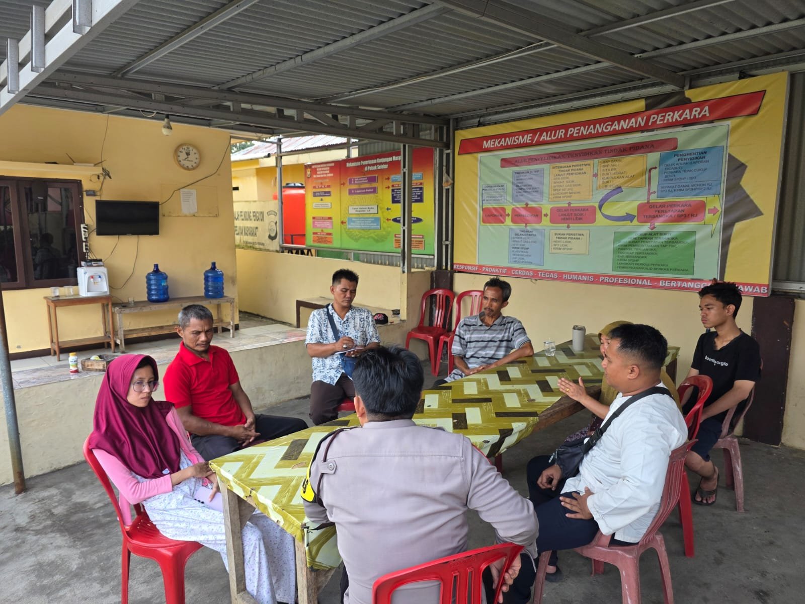 Problem Solving Bhabinkamtibmas Bumiayu Selesaikan Perselisihan Warga Secara Kekeluargaan
