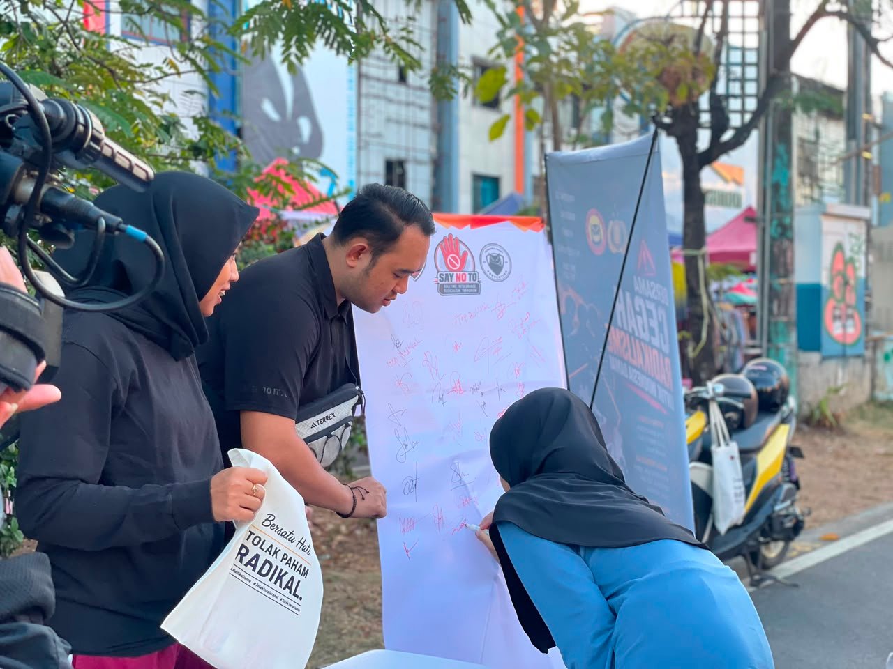 Densus 88 AT Polri Ajak Masyarakat Tolak Radikalisme dan Bullying melalui Kampanye Edukasi di Car Free Day Makassar