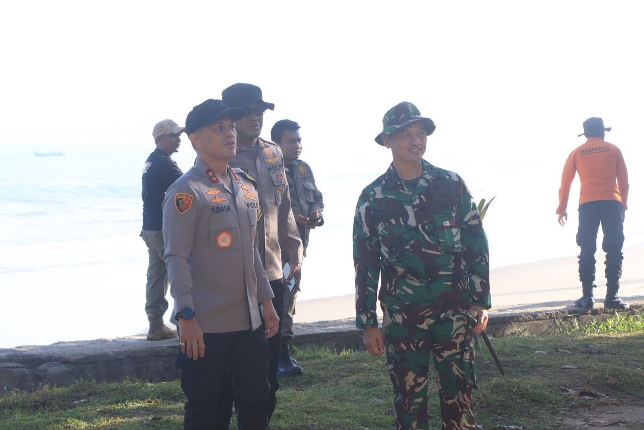 Kapolda Bengkulu Hadiri Aksi Bersih Pantai Gerakan Radin Inten Asri Tahun 2026