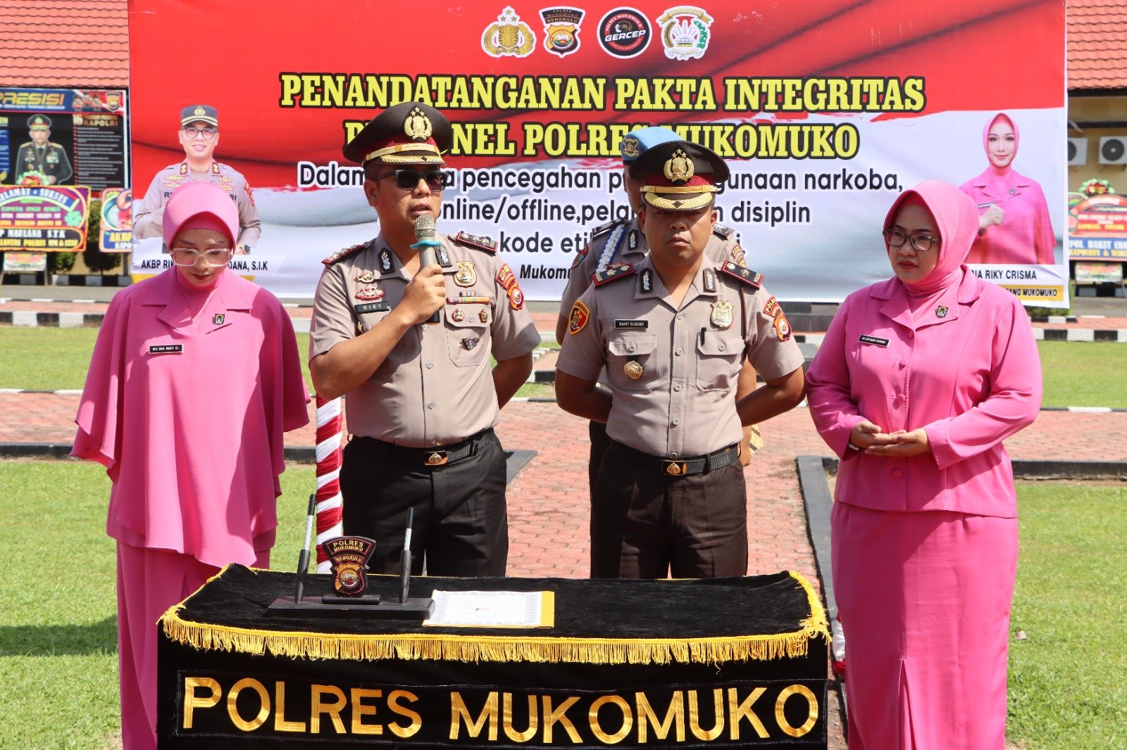 Polres Mukomuko Perkuat Komitmen Integritas Melalui Penandatanganan Pakta Integritas Pencegahan Narkoba, Judi, dan Pelanggaran Disiplin