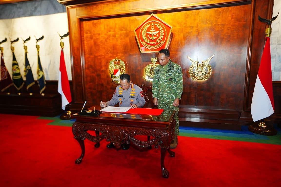 Kapolri Perkuat Soliditas TNI-Polri Lewat Silaturahmi dengan Panglima TNI di Mabes TNI