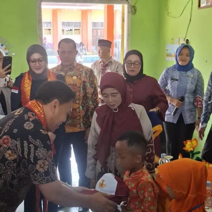 Bupati Azhari Salurkan Seragam Sekolah Gratis, Wujudkan Pendidikan Merata dan Ringankan Beban Orang Tua